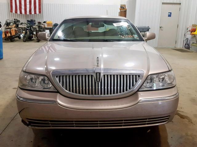 1LNHM82W73Y670864 - 2003 LINCOLN TOWN CAR S TAN photo 9