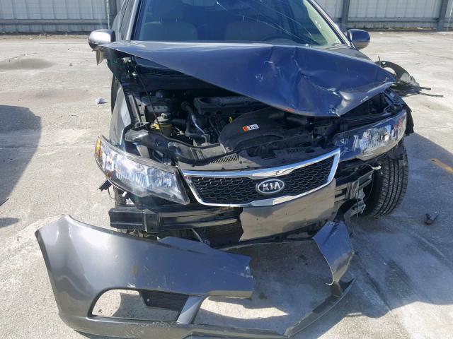 KNAFU5A2XD5685335 - 2013 KIA FORTE EX GRAY photo 9