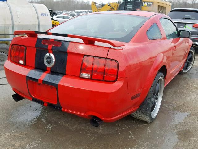 1ZVFT82H755161374 - 2005 FORD MUSTANG GT RED photo 4