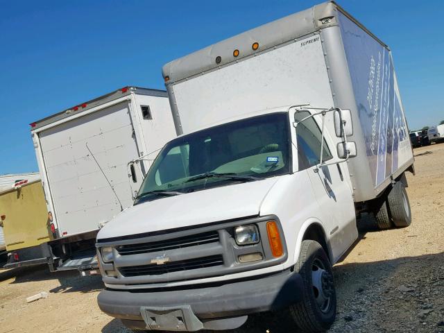 1GBJG31R111161214 - 2001 CHEVROLET EXPRESS CU WHITE photo 2