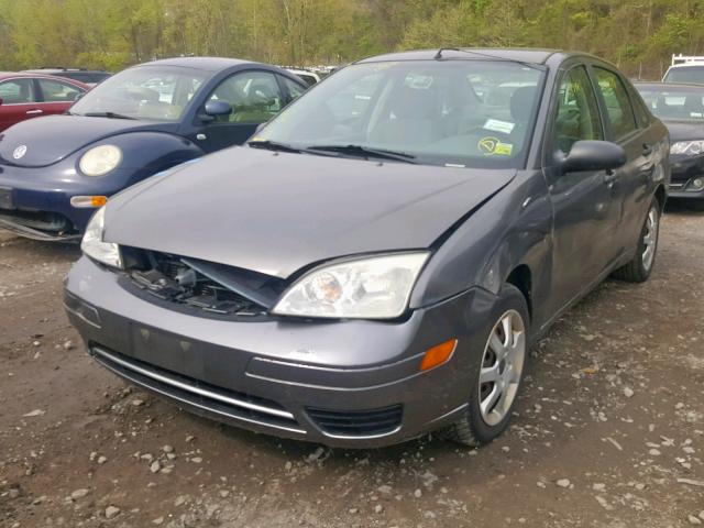 1FAFP34N85W273162 - 2005 FORD FOCUS ZX4 GRAY photo 2