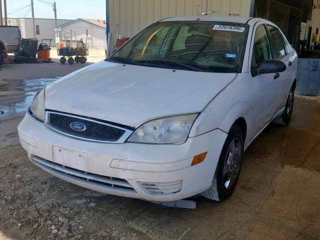 1FAFP34N47W174261 - 2007 FORD FOCUS ZX4 WHITE photo 2