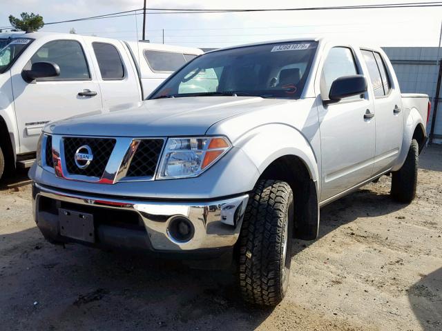 1N6AD07U36C433642 - 2006 NISSAN FRONTIER C SILVER photo 2