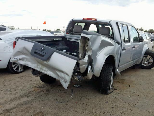 1N6AD07U36C433642 - 2006 NISSAN FRONTIER C SILVER photo 4