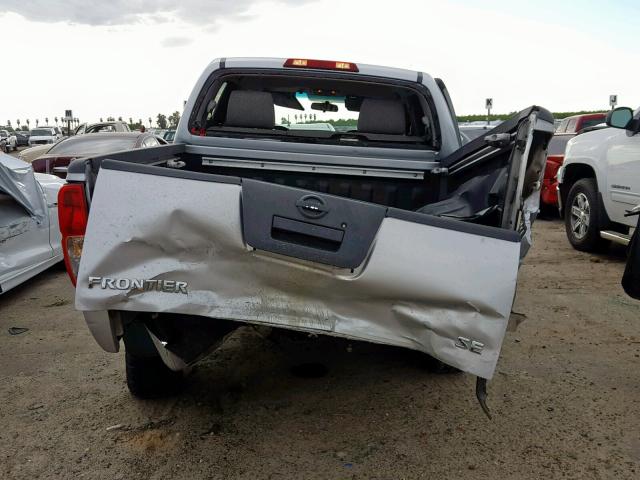 1N6AD07U36C433642 - 2006 NISSAN FRONTIER C SILVER photo 9