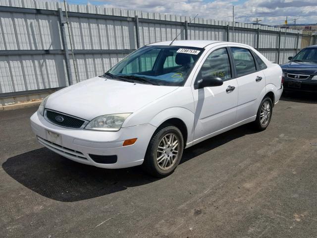 1FAHP34NX7W244144 - 2007 FORD FOCUS ZX4 WHITE photo 2