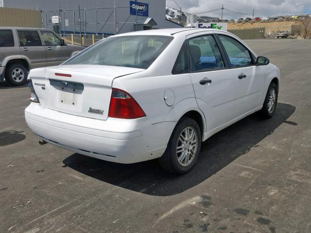 1FAHP34NX7W244144 - 2007 FORD FOCUS ZX4 WHITE photo 4