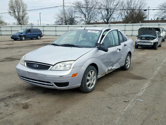 1FAFP34N55W216868 - 2005 FORD FOCUS ZX4 SILVER photo 2