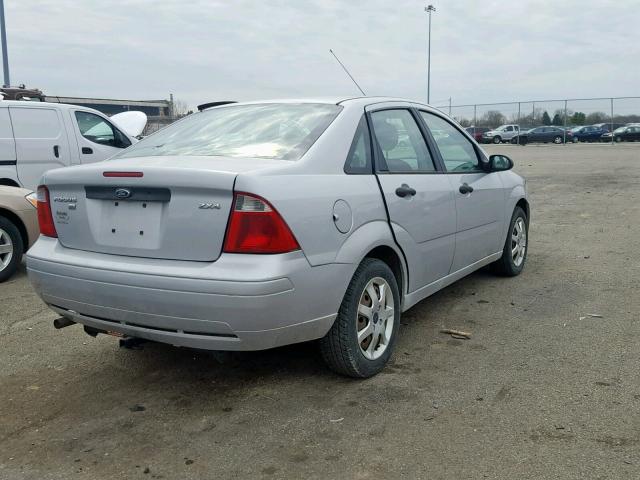 1FAFP34N55W216868 - 2005 FORD FOCUS ZX4 SILVER photo 4