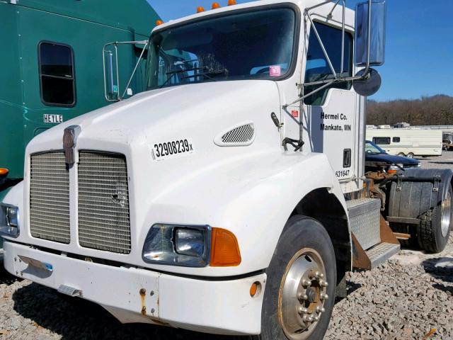 3WKMAD7X4WF756838 - 1998 KENWORTH CONSTRUCTI WHITE photo 2