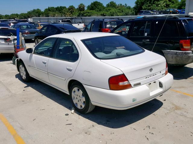 1N4DL01DXWC135560 - 1998 NISSAN ALTIMA XE WHITE photo 3