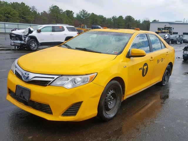 4T1BD1FK5EU134347 - 2014 TOYOTA CAMRY HYBR YELLOW photo 2