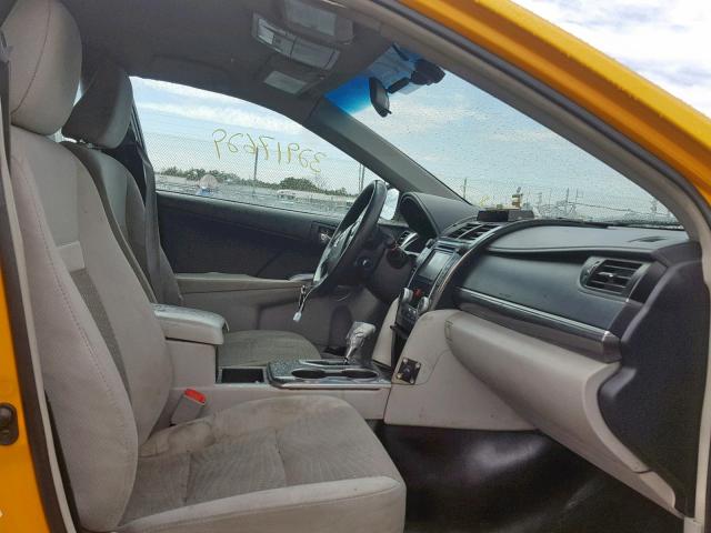 4T1BD1FK5EU134347 - 2014 TOYOTA CAMRY HYBR YELLOW photo 5