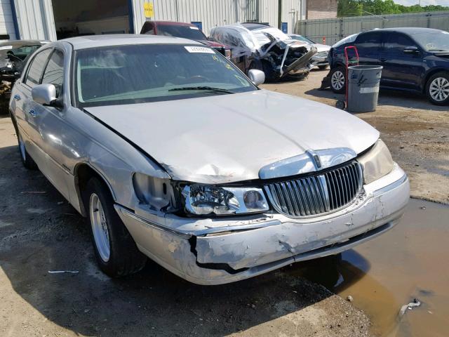 1LNHM83W3YY935950 - 2000 LINCOLN TOWN CAR C SILVER photo 1