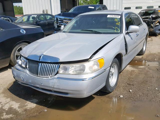 1LNHM83W3YY935950 - 2000 LINCOLN TOWN CAR C SILVER photo 2