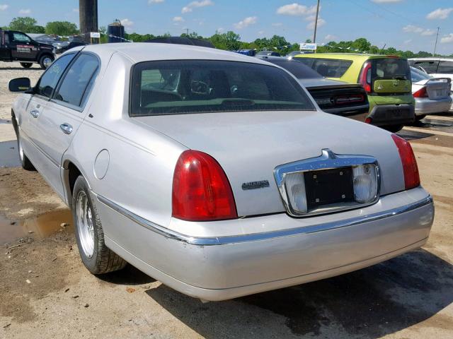 1LNHM83W3YY935950 - 2000 LINCOLN TOWN CAR C SILVER photo 3