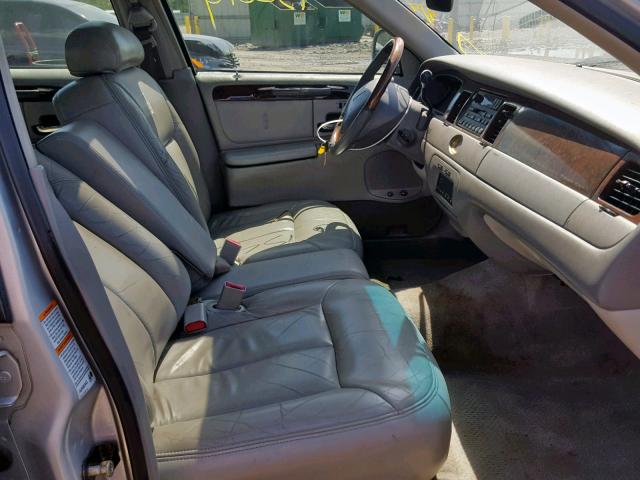 1LNHM83W3YY935950 - 2000 LINCOLN TOWN CAR C SILVER photo 5