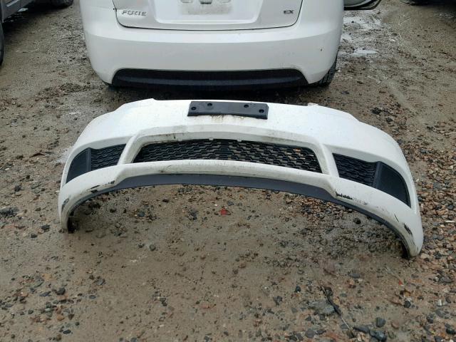 KNAFU4A25B5448632 - 2011 KIA FORTE EX WHITE photo 9