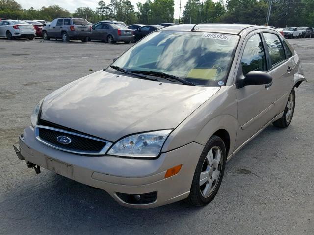 1FAHP34N46W231386 - 2006 FORD FOCUS ZX4 GOLD photo 2