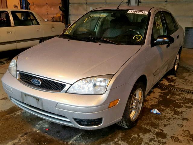 1FAFP34N66W135069 - 2006 FORD FOCUS ZX4 SILVER photo 2