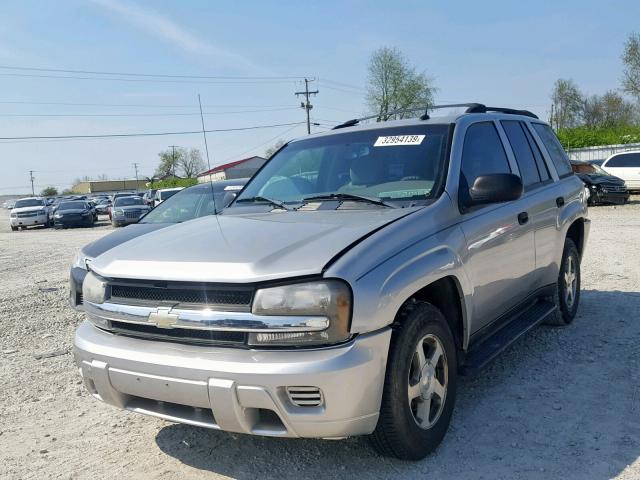 1GNDT13S252313341 - 2005 CHEVROLET TRAILBLAZE SILVER photo 2