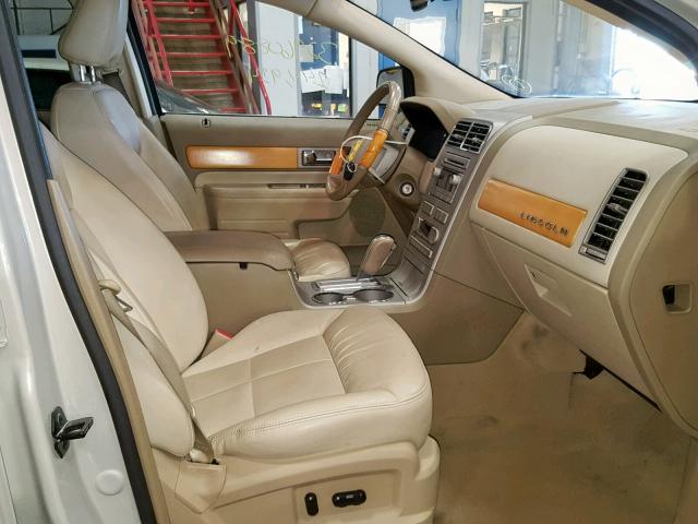 2LMDU88C07BJ35474 - 2007 LINCOLN MKX CREAM photo 5