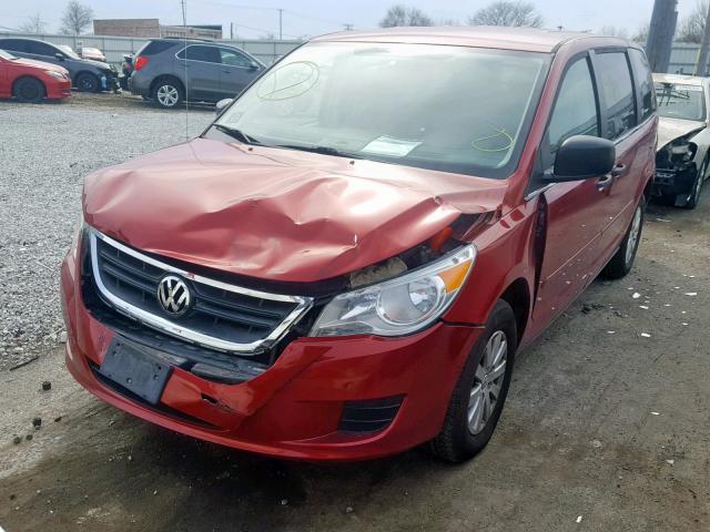 2V8HW44179R542960 - 2009 VOLKSWAGEN ROUTAN S RED photo 2