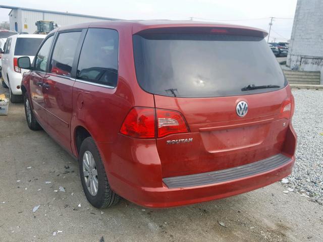 2V8HW44179R542960 - 2009 VOLKSWAGEN ROUTAN S RED photo 3