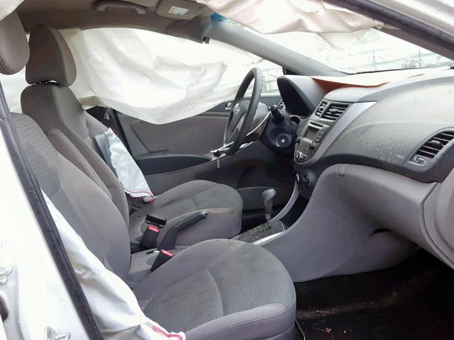 KMHCT4AEXGU979367 - 2016 HYUNDAI ACCENT SE WHITE photo 5