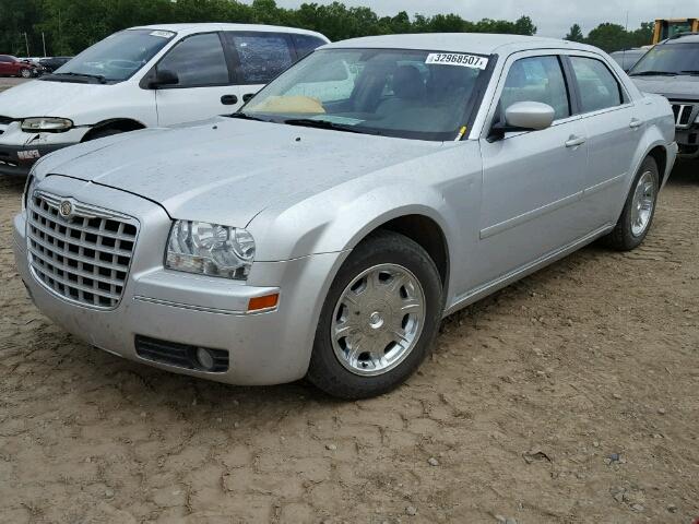 2C3JA53G95H616259 - 2005 CHRYSLER 300 TOURIN SILVER photo 2