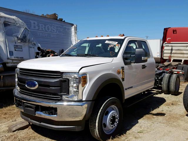 1FD0X5HT0KED39172 - 2019 FORD F550 SUPER WHITE photo 2