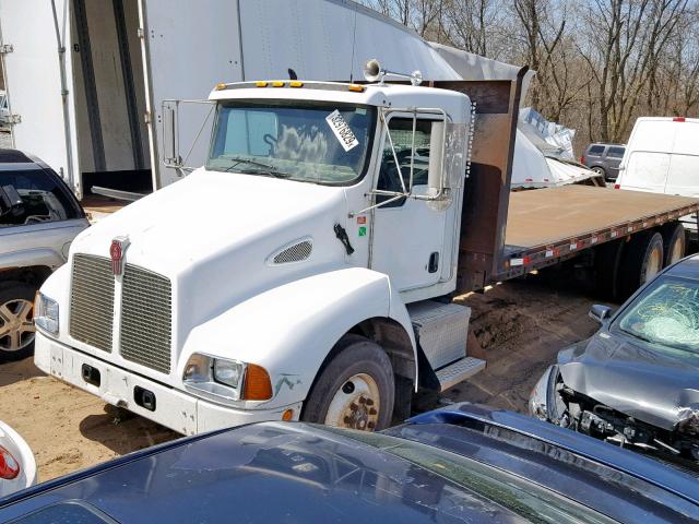 2NKMLZ9X24M055330 - 2004 KENWORTH CONSTRUCTI WHITE photo 2