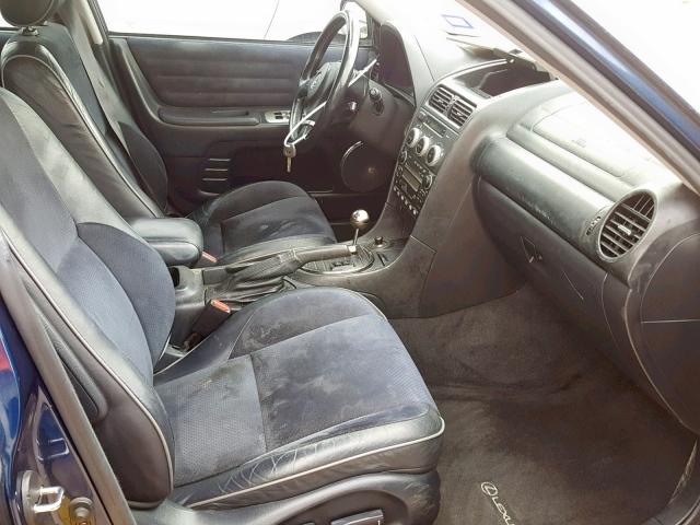 JTHBD192740090369 - 2004 LEXUS IS 300 BLUE photo 5