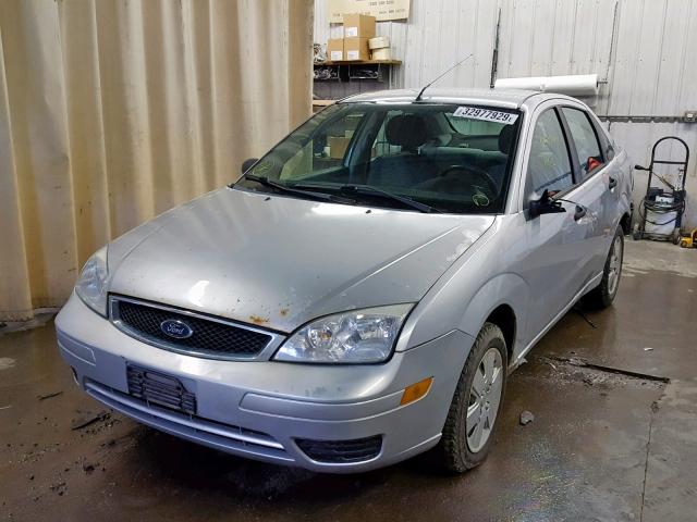 1FAHP34NX6W222448 - 2006 FORD FOCUS ZX4 SILVER photo 2