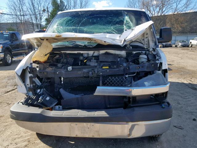 1GNFH15T061231826 - 2006 CHEVROLET EXPRESS G1 WHITE photo 9