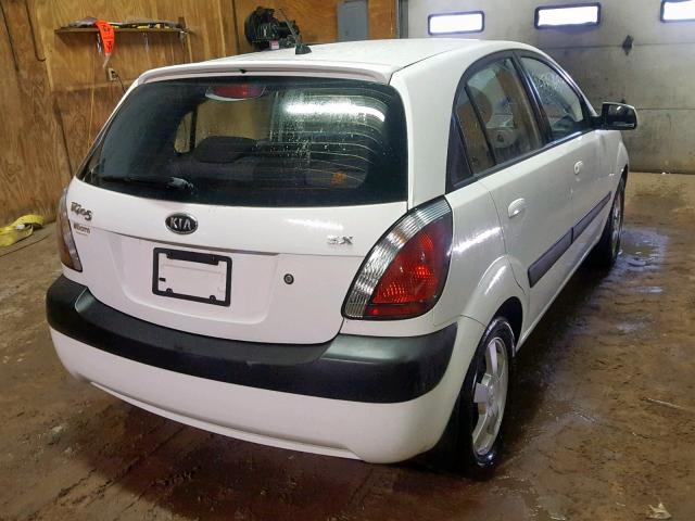 KNADE163566133818 - 2006 KIA RIO 5 WHITE photo 4