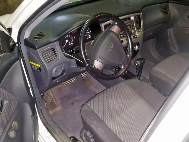 KNADE163566133818 - 2006 KIA RIO 5 WHITE photo 9