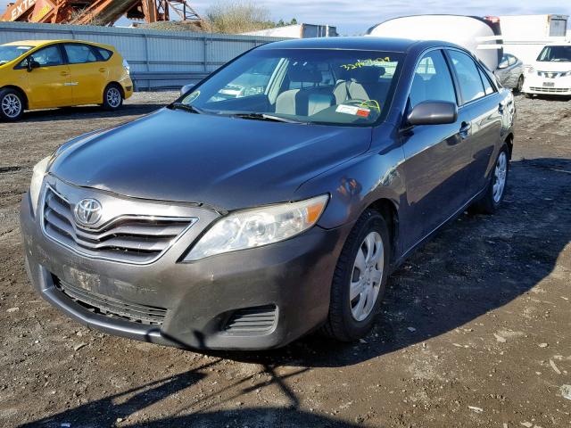 4T4BF3EK0AR010235 - 2010 TOYOTA CAMRY BASE GRAY photo 2