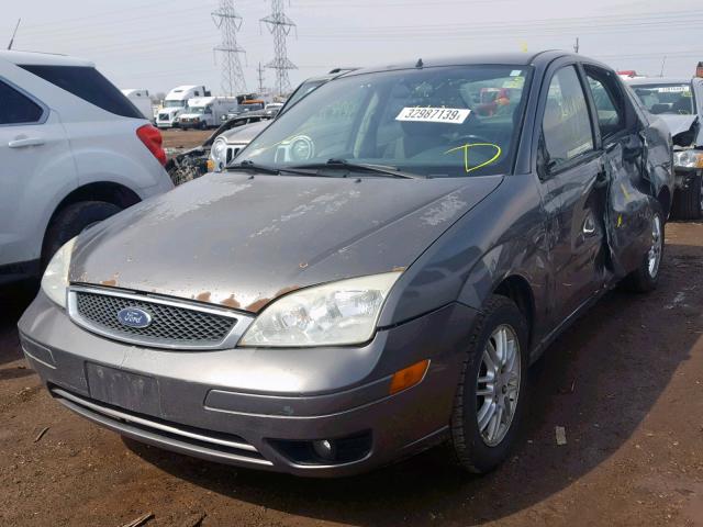1FAFP34N05W135180 - 2005 FORD FOCUS ZX4 GRAY photo 2