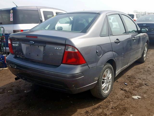 1FAFP34N05W135180 - 2005 FORD FOCUS ZX4 GRAY photo 4