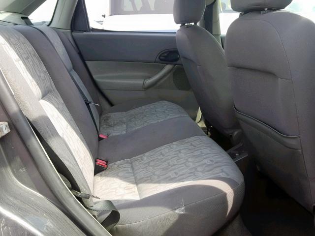 1FAFP34N05W135180 - 2005 FORD FOCUS ZX4 GRAY photo 6