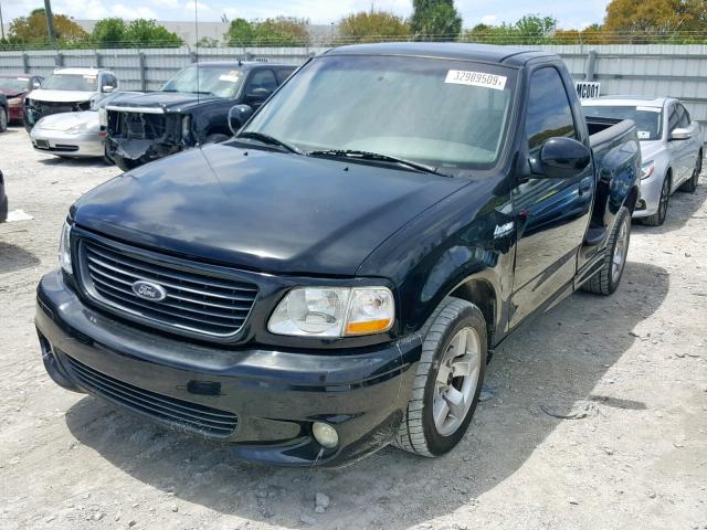 2FTZF07352CA44397 - 2002 FORD F150 SVT L BLACK photo 2