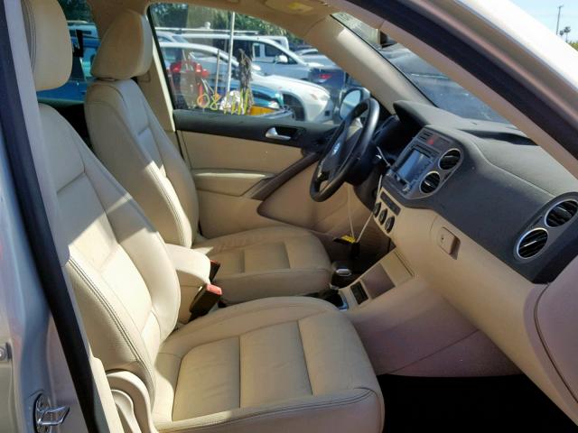 WVGBV75N89W519987 - 2009 VOLKSWAGEN TIGUAN SE SILVER photo 5