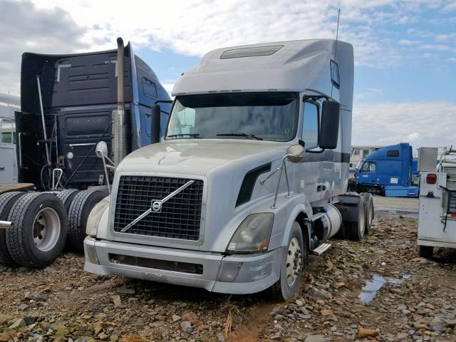 4V4NC9TJ6BN530277 - 2011 VOLVO VN VNL SILVER photo 2