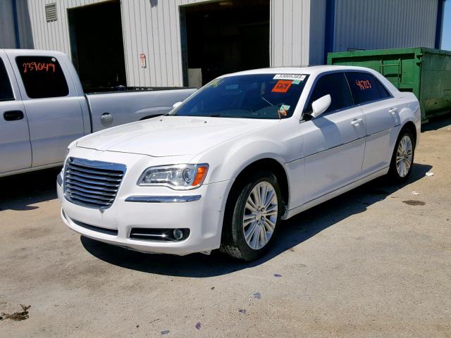 2C3CCARG5DH708423 - 2013 CHRYSLER 300 WHITE photo 2