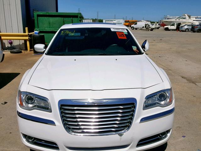 2C3CCARG5DH708423 - 2013 CHRYSLER 300 WHITE photo 9