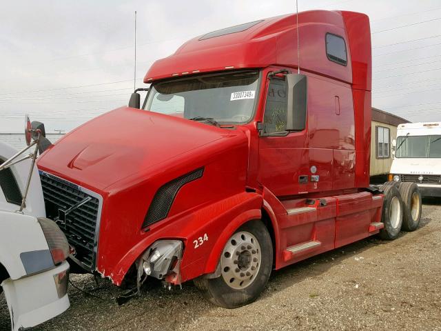 4V4NC9TG2DN130210 - 2013 VOLVO VN VNL RED photo 2