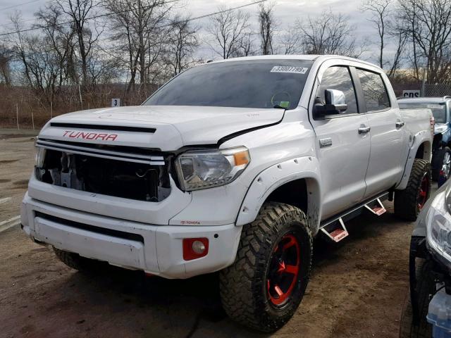 5TFAY5F18HX653091 - 2017 TOYOTA TUNDRA CRE WHITE photo 2