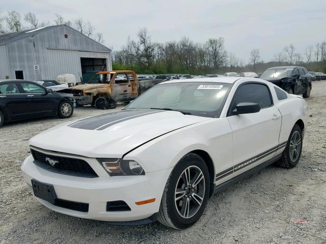 1ZVBP8AN8A5107019 - 2010 FORD MUSTANG WHITE photo 2