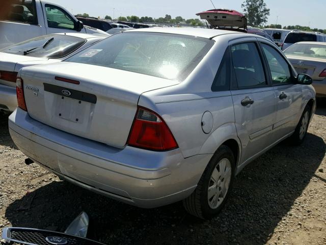 1FAFP34N77W219595 - 2007 FORD FOCUS ZX4 SILVER photo 4